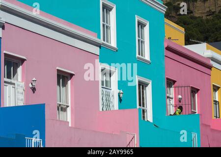 Case dai colori vivaci nel quartiere Bo-Kaap (Capo superiore) di Città del Capo, Sud Africa precedentemente conosciuto come quartiere Malay. Foto Stock