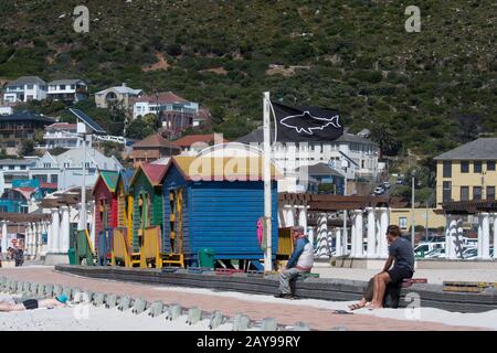 Vista delle colorate capanne che cambiano spiaggia sulla spiaggia di Muizenberg, un sobborgo a lato della spiaggia di Città del Capo, Sud Africa. Foto Stock