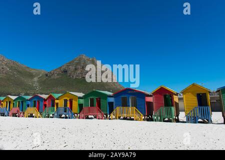 Vista delle colorate capanne che cambiano spiaggia sulla spiaggia di Muizenberg, un sobborgo a lato della spiaggia di Città del Capo, Sud Africa. Foto Stock