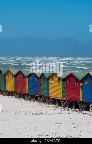 Vista delle colorate capanne che cambiano spiaggia sulla spiaggia di Muizenberg, un sobborgo a lato della spiaggia di Città del Capo, Sud Africa. Foto Stock