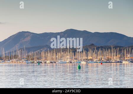 Barche a vela nel porto di Lefkada town, Grecia. Foto Stock