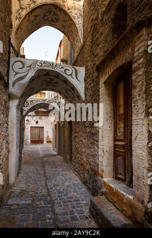 Street nel villaggio di Pyrgi sull isola di Chios, Grecia. Foto Stock