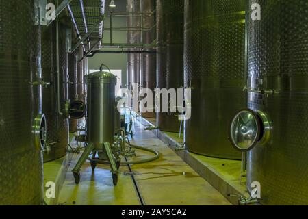 Vista delle vasche di vino in acciaio inossidabile per la fermentazione e l'invecchiamento presso la cantina Fairview (Fondata nel 1693) vicino Paarl nel Capo Occidentale, Città del Capo, Sou Foto Stock