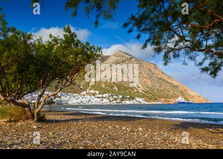 Vista del villaggio di Kamares a Sifnos isola dalla spiaggia. Foto Stock