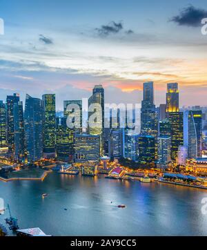 Skyline Singapore Downtown di notte Foto Stock