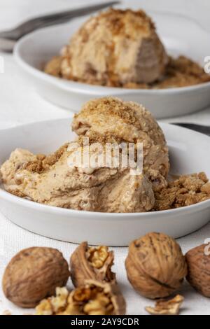 Due porzioni di noce di gelato Foto Stock