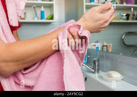 Salviette per uomo le mani con un asciugamano in bagno, close-up Foto Stock