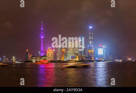 Shanghai, Cina - 22 maggio 2018: Una vista notturna dello skyline dell'argine coloniale di Shanghai, Cina Foto Stock