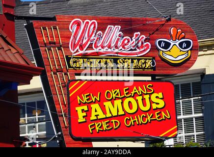 New Orleans, Louisiana, USA - 7 febbraio 2020 - il segno del negozio di Willie's Chicken Shack del quartiere francese Foto Stock