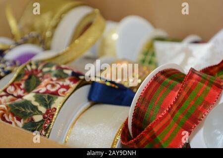nastri regalo colorati arrotolati - primo piano decorazione regalo Foto Stock