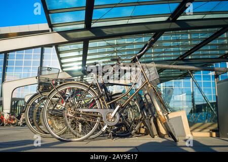 Biciclette nel parcheggio, soleggiata Copenhagen Foto Stock