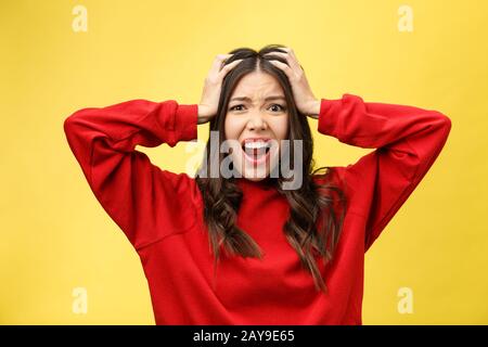 Scioccato spaventato bella giovane donna con la bocca ampiamente aperto, zizzania alla macchina fotografica si rende conto che lei delude con qualcosa, iso Foto Stock