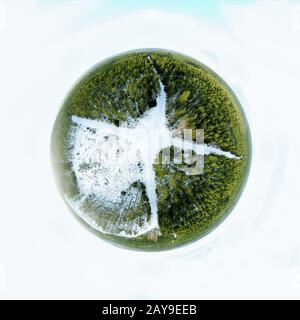 Panorama sferico di un paesaggio invernale con una strada trasversale nella foresta Foto Stock