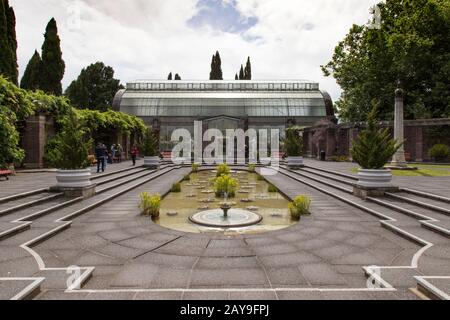 I Toruisti visitano i Giardini Botanici di Auckland durante la giornata nuvolosa Foto Stock