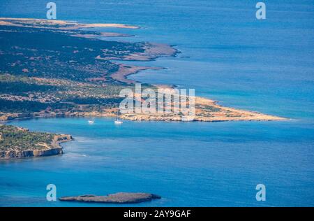 Baie e laguna blu vista dal sentiero Afrodite, penisola Akamas, Cipro Foto Stock