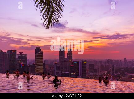 SINGAPORE - APRILE 14: Piscina sul tetto e skyline della citta' di Singapore il 14 Aprile 2016 a Singapore Foto Stock