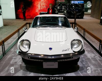 Chicago, Illinois, Stati Uniti. 13 Febbraio 2020. 1967 Mazda Cosmo 110S. Chicago Auto Show. Foto Stock