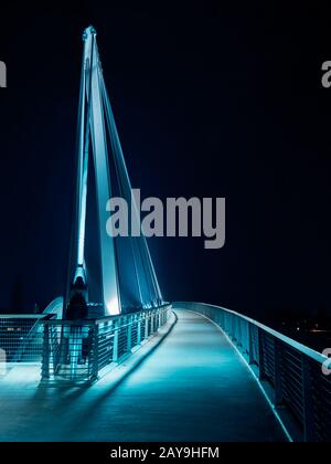 Ponte pedonale illuminato tra Francia e Germania di notte. Strasburgo. Passerelle Des Deux Rives Foto Stock