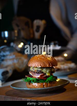 hamburger di manzo con la partita Foto Stock