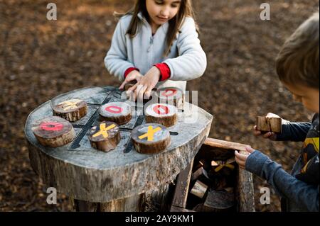 Bambini che giocano a TIC TAC Toe al Natural Outdoor Playground in Texas Foto Stock