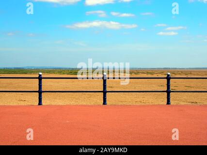 la fine della passeggiata a saint annes sul mare in lancashire con ringhiere di fronte alla spiaggia Foto Stock