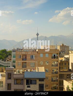 Skyline di Teheran con la torre di Milad Foto Stock