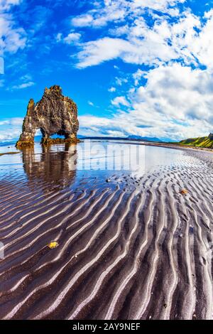 Roccia Hvitsevkur sulla costa dell'Islanda Foto Stock