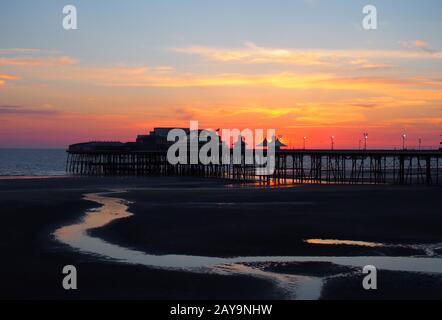 vista panoramica del molo nord di blackpool in una luce rossa brillante della sera subito dopo il tramonto Foto Stock