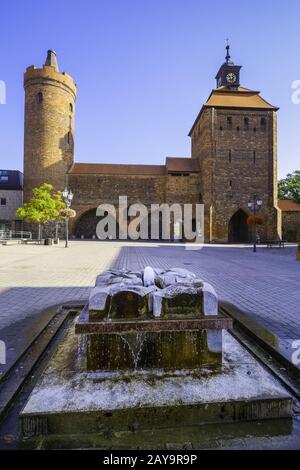 Fontana di fronte Hungerturm e Steintor Bernau Gate, Brandeburgo, Germania Foto Stock