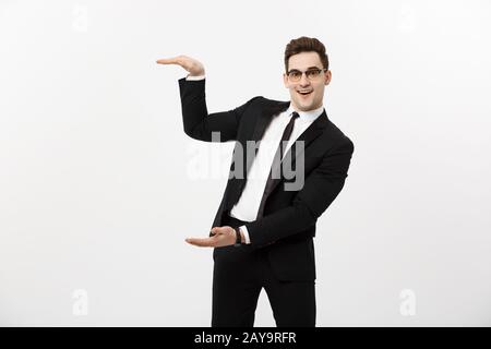 Concetto di affari - Bel giovane uomo d'affari sorriso felice, uomo d'affari che mostra qualcosa sul palmo aperto, concetto di pubblicità Foto Stock
