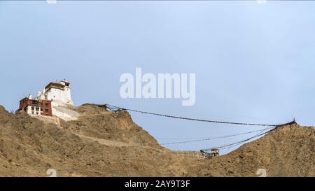 Tempio Maitreya e lunghe linee di bandiere di preghiera sopra Leh, Ladahk, India Foto Stock