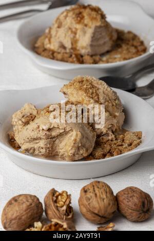 Due porzioni di noce di gelato Foto Stock