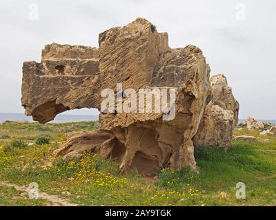 tomba in pietra scolpita a vista con gradini nella zona dei re a paphos cipro Foto Stock