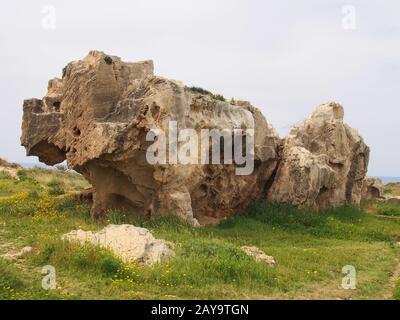 tomba in pietra scolpita a vista con gradini nella zona dei re a paphos cipro Foto Stock