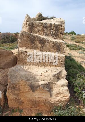 tomba in pietra scolpita a vista con gradini nella zona dei re a paphos cipro Foto Stock