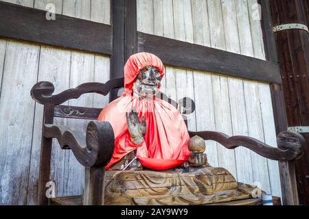 Statua di Binzuru nel tempio di Daibutsu-den Todai-ji, Nara, Giappone Foto Stock