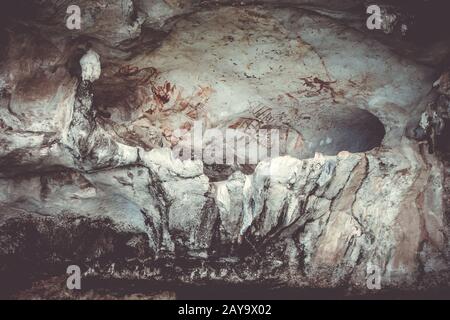 Dipinti preistorici in una grotta, Phang Nga Bay, Thailandia Foto Stock