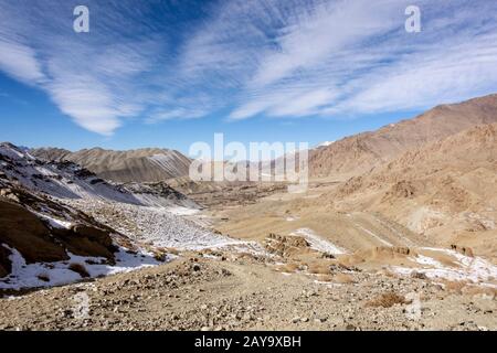 Alta valle, le nuvole soffia e piccolo villaggio vicino a Fotu la, Ladakh, India Foto Stock