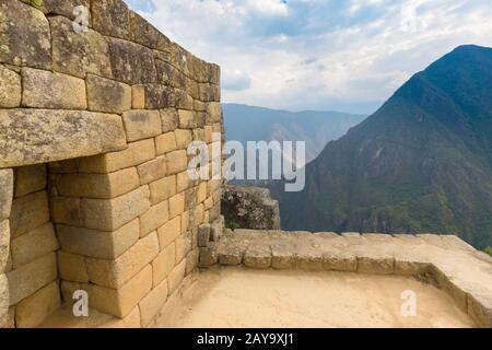 Vista sulla valle del fiume Urubamba dalle antiche costruzioni di Machu Picchu Foto Stock