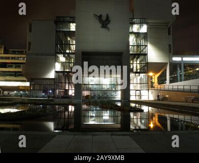 L'edificio Roger Stevens dell'Università di Leeds, un edificio brutalista in cemento degli anni '60 preso di notte Foto Stock