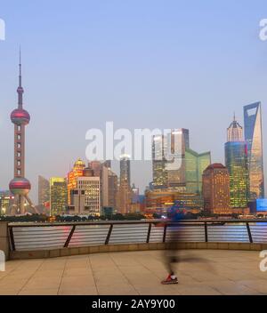 Jogging uomo, illuminato città Shanghai paesaggio Foto Stock