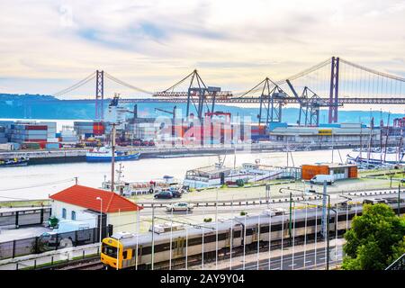 Porto commerciale di Lisbona, ponte cittadino Foto Stock