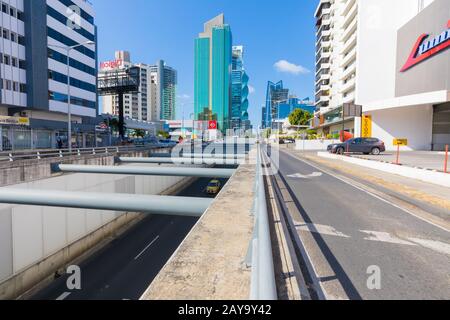 Vista panoramica del quartiere di Obarrio Panama City dalla cinquantesima strada in una giornata di sole Foto Stock