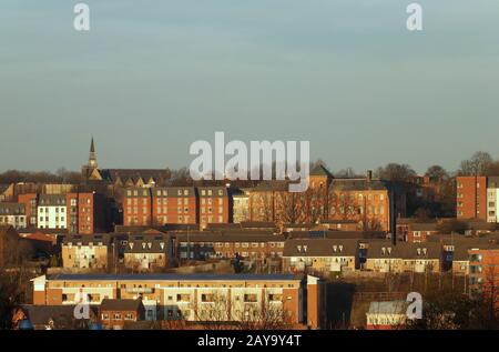 Una vista panoramica sulla città di leeds che mostra case e appartamenti nella zona woodhouse di leeds nea Foto Stock