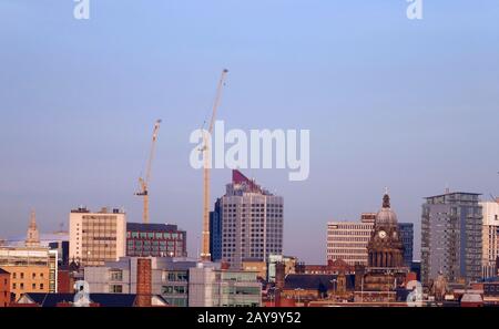 Una lunga vista panoramica sulla città di leeds che mostra il municipio, gli appartamenti e grattacieli con gru da costruzione Foto Stock