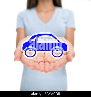 Auto business donna donna che mostra il concetto di design. Noleggio auto o assicurazione cura piccola auto blu per il trasporto o leasing. Aprire le mani. Ambiente ecologico ibrido elettrico auto concetto di assicurazione. Foto Stock