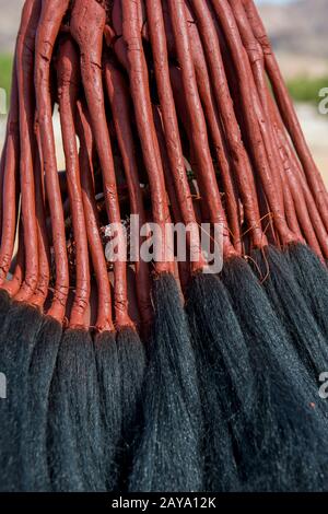 Le donne di Himba hanno un cappello di acconciatura unico sono complicate e richiedono le ore di preparazione che coinvolge intrecciare i suoi capelli e coprirlo in un un Foto Stock