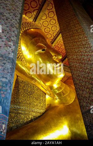Buddha reclinato in Wat Pho, Bangkok, Thailandia Foto Stock