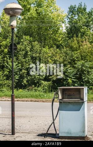 Vecchio abbandonato vintage obsoleta del carburante benzina distributore di gas nella ex stazione di benzina Foto Stock