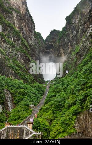 Zhangjiajie, Cina - 25 maggio 2018: Turisti sul sentiero vicino alla grotta di Tianmen nel parco naturale di Tianmenshan Foto Stock